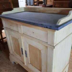 Armoire basse avec pierre bleue